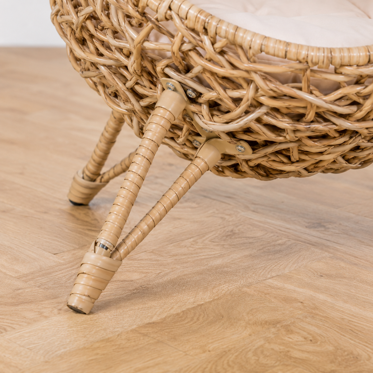 Base trépied métallique surélevée nichoir rotin tressé chat parquet clair - Aristochat