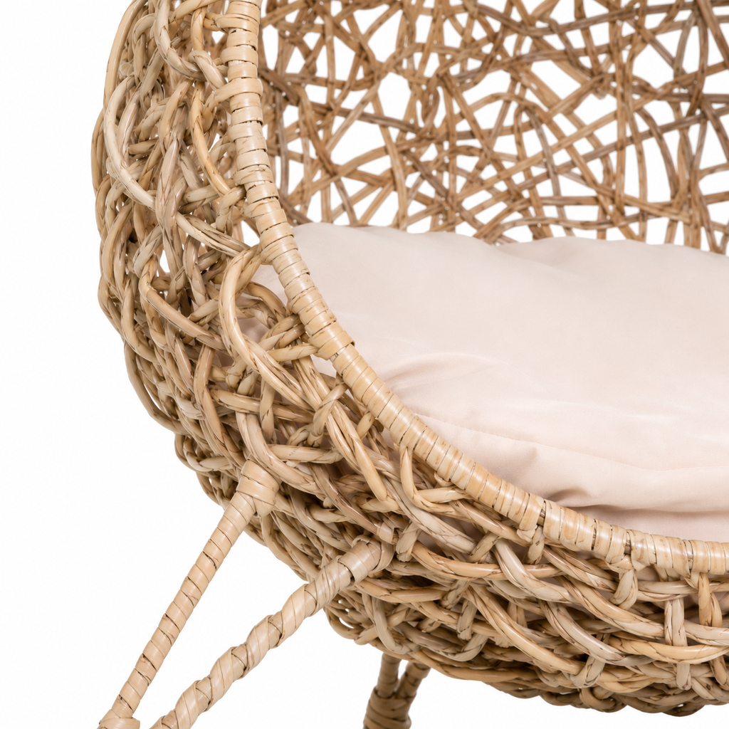 Gros plan rotin PE tressé main et coussin velouté nichoir sphérique chat - Aristochat